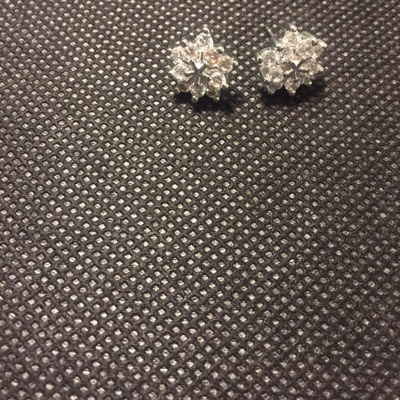 ❄️ Lovely shiny rhinestone snowflake studs available in gold or silver ❄️ - Picture 8 of 8
